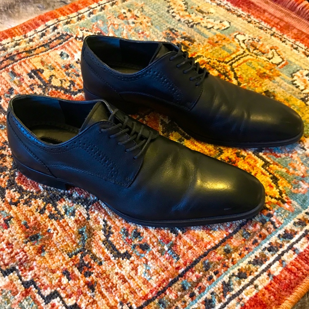 Alfani plain toe pointed dress shoe.